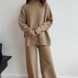 Yüksek Yaka Yırtmaçlı Kazak Bol Örgü Pantolon Takımı