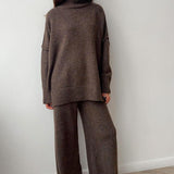 Yüksek Yaka Yırtmaçlı Kazak Bol Örgü Pantolon Takımı