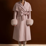 Pembe Tilki Kürklü ve Pelerin Detaylı İşlemeli Yün Kaban