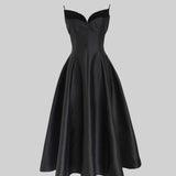 Kalp Yakalı ve Diz Boyu Etekli Dar Kesim Elbise