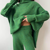 Yüksek Yaka Yırtmaçlı Kazak Bol Örgü Pantolon Takımı