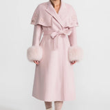 Pembe Tilki Kürklü ve Pelerin Detaylı İşlemeli Yün Kaban