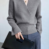 Gri Kuşak Detaylı Minimalist Triko Kazak