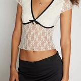 Kontrast Dikiş Detaylı Dantel Kısa Üst