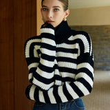 Siyah Beyaz Çizgili Triko Kazak