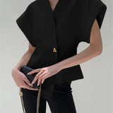 Beyaz Minimal Altın Detaylı Kolsuz Bluz