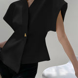 Beyaz Minimal Altın Detaylı Kolsuz Bluz