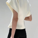 Beyaz Minimal Altın Detaylı Kolsuz Bluz