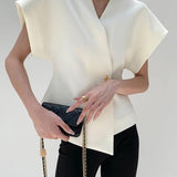 Beyaz Minimal Altın Detaylı Kolsuz Bluz