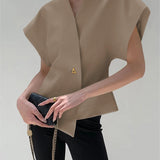 Beyaz Minimal Altın Detaylı Kolsuz Bluz