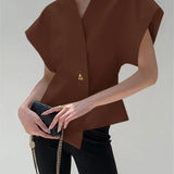 Beyaz Minimal Altın Detaylı Kolsuz Bluz