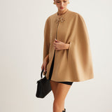 Metal Detaylı Düz Tüvit Pelerin