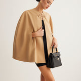 Metal Detaylı Düz Tüvit Pelerin