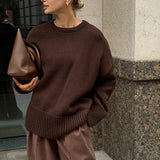 Minimalist Düz Vardiyalı Kazak