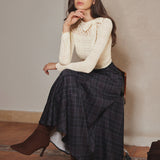 Şık Dokuya Sahip İnce Fit Dantel Fiyonk Detaylı Bluz