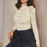 Şık Dokuya Sahip İnce Fit Dantel Fiyonk Detaylı Bluz