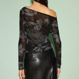 Yarı Şeffaf Asimetrik Baskılı Tişört