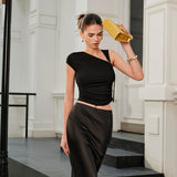 Şık Asimetrik Yaka Kısa Üst ile Trendy Görünüm