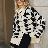 Boynuz Düğmeli  Örgü Hırka