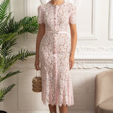 Düğme Detaylı ve Dilimli Dantel Etek Uçlu Elegant Çiçek Dantelli Elbise – Pudra Pembe