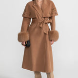 Açık Kahverengi Tilki Kürklü ve Pelerin Detaylı İşlemeli Yün Kaban