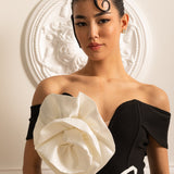 Büyük Beyaz Çiçek Aplikeli Kapalı Omuz Mini Elbise - Siyah