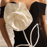 Büyük Beyaz Çiçek Aplikeli Kapalı Omuz Mini Elbise - Siyah