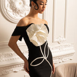 Büyük Beyaz Çiçek Aplikeli Kapalı Omuz Mini Elbise - Siyah