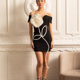 Büyük Beyaz Çiçek Aplikeli Kapalı Omuz Mini Elbise - Siyah