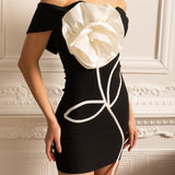 Büyük Beyaz Çiçek Aplikeli Kapalı Omuz Mini Elbise - Siyah