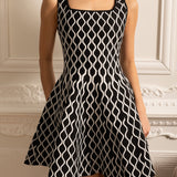 Beyaz Dalga Desenli Zarif Mini Elbise