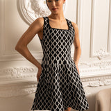 Beyaz Dalga Desenli Zarif Mini Elbise