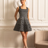 Beyaz Dalga Desenli Zarif Mini Elbise