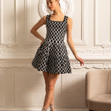 Beyaz Dalga Desenli Zarif Mini Elbise