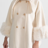 Kürk Manşetli ve Kurdele Detaylı Kaban