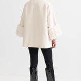 Kürk Manşetli ve Kurdele Detaylı Kaban