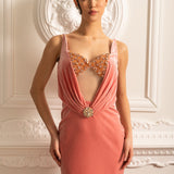 Derin Yakalı ve Dekoratif Broş Aksanlı Zarif Elbise