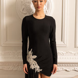 Beyaz Kalça Süslemeli ve Şeffaf Kat Boyu Uzantılı Asimetrik Gömme Elbise