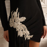 Beyaz Kalça Detaylı ve Şeffaf Uzun Etek Uzantılı Asimetrik Vücuda Oturan Elbise – Siyah