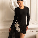 Beyaz Kalça Detaylı ve Şeffaf Uzun Etek Uzantılı Asimetrik Vücuda Oturan Elbise – Siyah