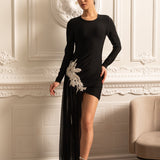 Beyaz Kalça Detaylı ve Şeffaf Uzun Etek Uzantılı Asimetrik Vücuda Oturan Elbise – Siyah