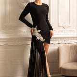 Beyaz Kalça Süslemeli ve Şeffaf Kat Boyu Uzantılı Asimetrik Gömme Elbise