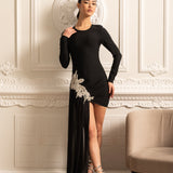 Beyaz Kalça Süslemeli ve Şeffaf Kat Boyu Uzantılı Asimetrik Gömme Elbise