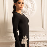 Beyaz Kalça Süslemeli ve Şeffaf Kat Boyu Uzantılı Asimetrik Gömme Elbise