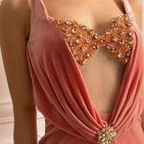 Derin Yaka ve Dekoratif Broş Detaylı Zarif Abiye Elbise – Şeftali