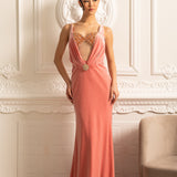 Derin Yaka ve Dekoratif Broş Detaylı Zarif Abiye Elbise – Şeftali