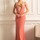 Derin Yakalı ve Dekoratif Broş Aksanlı Zarif Elbise