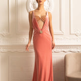 Derin Yakalı ve Dekoratif Broş Aksanlı Zarif Elbise