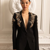 Taş Detaylı Ceket ve Uyumlu Bol Paça Pantolondan Oluşan Zarif Takım – Siyah