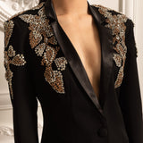 Taş Detaylı Ceket ve Uyumlu Bol Paça Pantolondan Oluşan Zarif Takım – Siyah